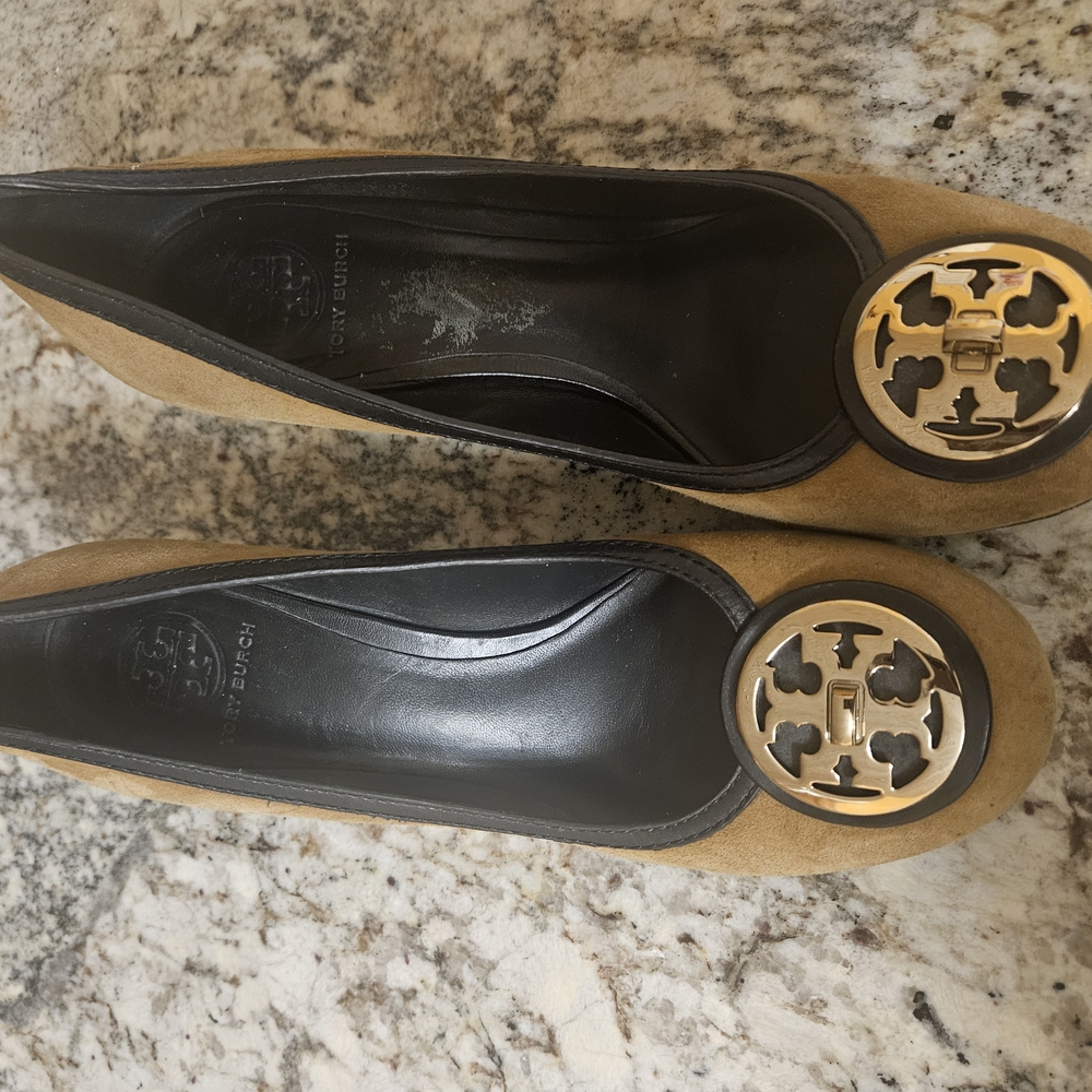Tory Burch Tan and Gold Flats with Elegant Design